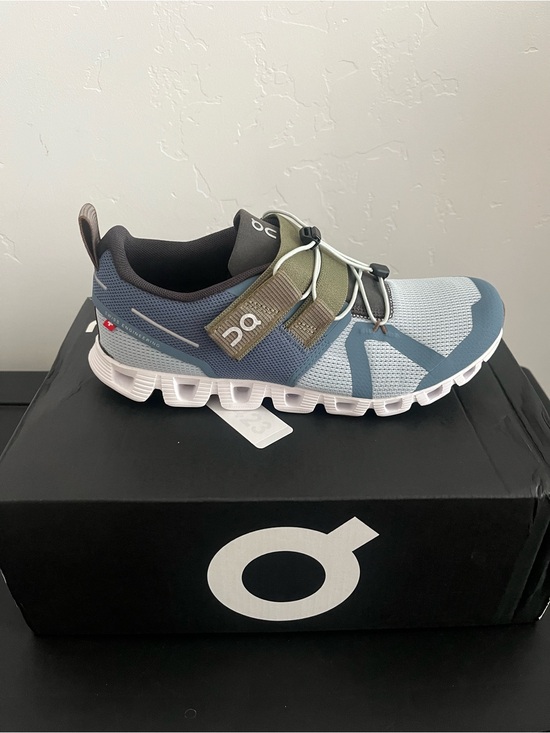 On Clouds Shoes - Women Oncloud running Sneaker in Blue and Olive Green, size 6